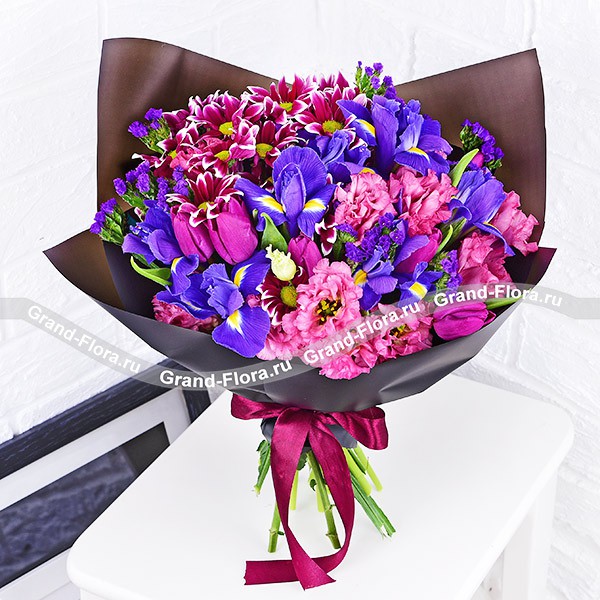 Галактика - букет с фиолетовыми тюльпанами и хризантемой